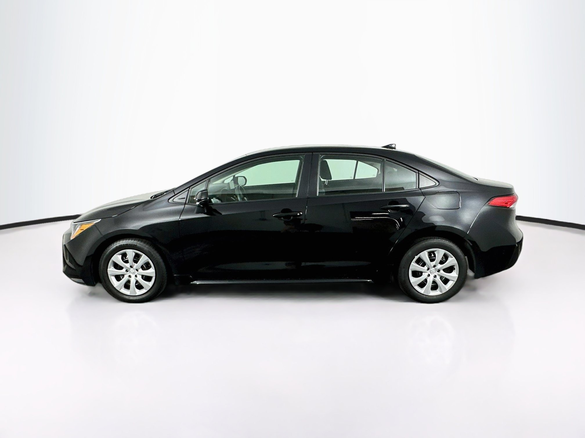 Used 2025 Toyota Corolla LE FWD image 4