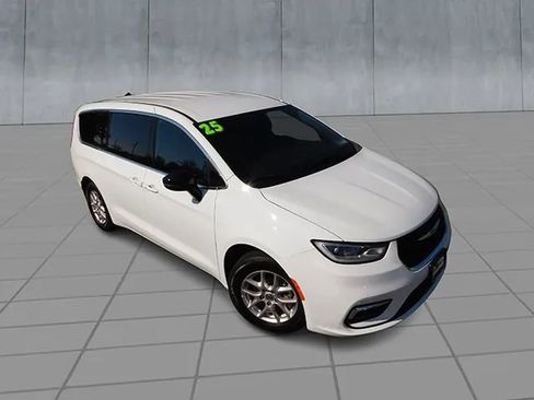 Used 2025 Chrysler Pacifica Select image 2