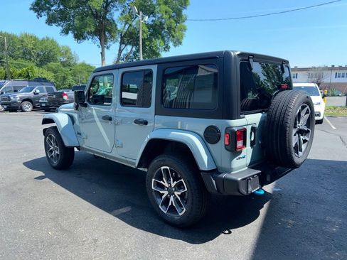 Used 2024 Jeep Wrangler Unlimited w/ Convenience Group AWD/4WD image 7