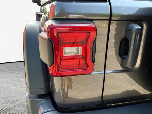 Used 2024 Jeep Wrangler Unlimited Rubicon AWD/4WD image 23