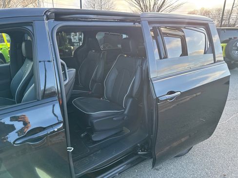 New 2023 Chrysler Pacifica Limited w/ Uconnect Theater Family Group image 31