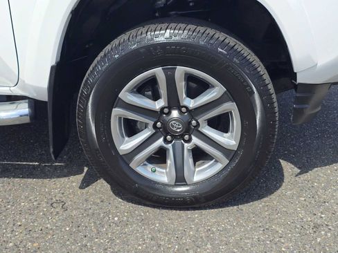 Used 2019 Toyota Tacoma Limited AWD/4WD image 9
