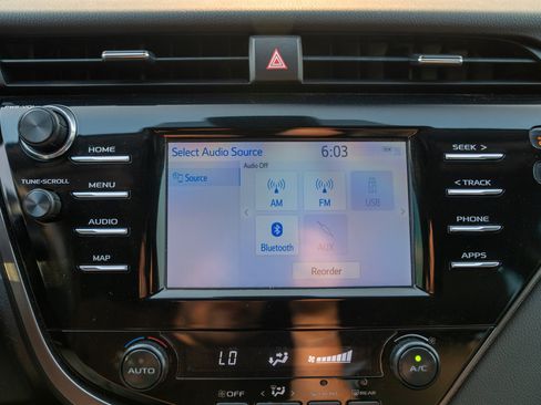 Used 2019 Toyota Camry SE FWD image 14