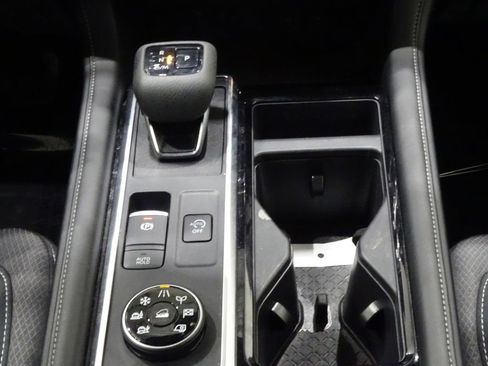 Used 2024 Nissan Pathfinder SV image 39