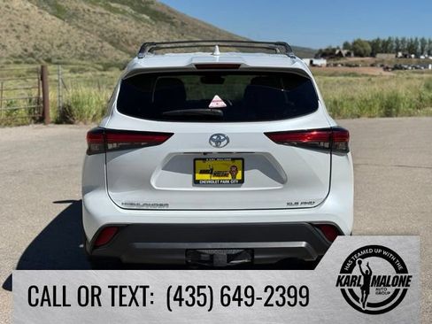 Used 2022 Toyota Highlander XLE AWD/4WD image 4