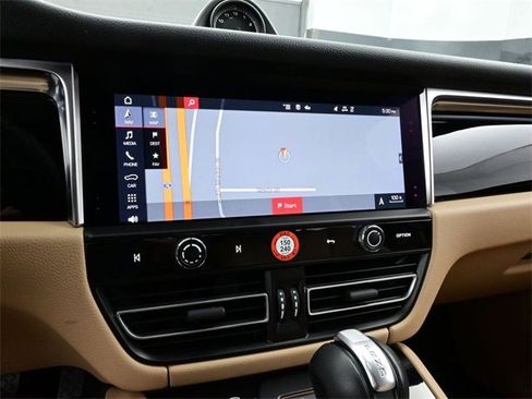 Used 2024 Porsche Macan image 10