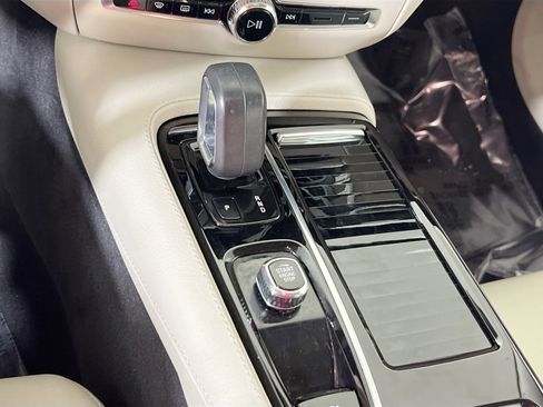 Used 2022 Volvo S60 T8 R-Design Expression w/ Premium Package image 17