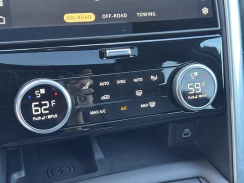 Certified 2025 Land Rover Discovery S AWD/4WD image 25