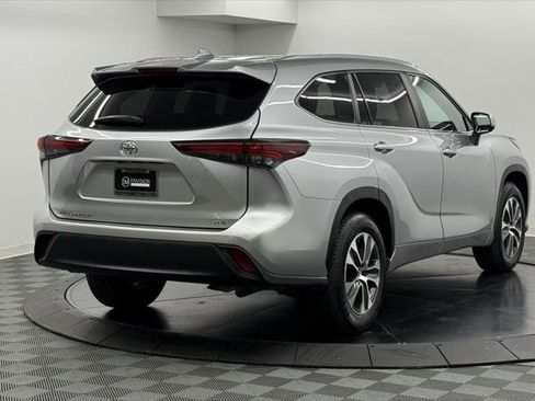 Certified 2024 Toyota Highlander XLE image 6