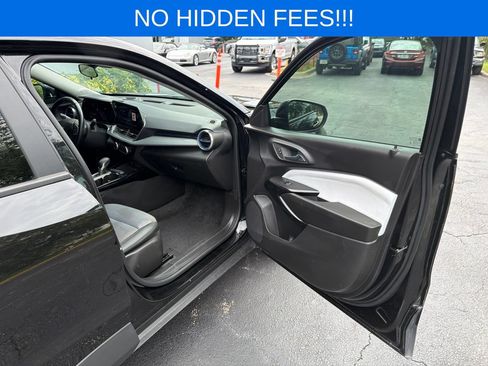 Used 2025 Chevrolet Trax LT w/ Sunroof Package FWD image 23