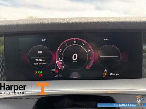 Used 2025 Volkswagen Tiguan SE w/ Panoramic Sunroof Package image 17