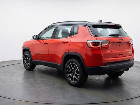 Used 2025 Jeep Compass Trailhawk image 6