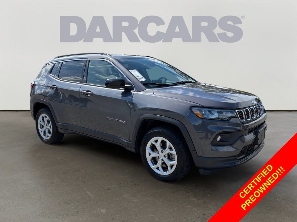 Used 2024 Jeep Compass Latitude AWD/4WD image 1