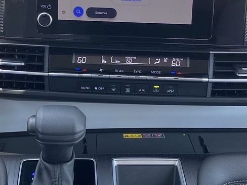 Used 2025 Toyota Sienna LE FWD image 30