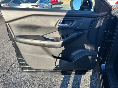 Used 2024 Nissan Rogue SV image 10