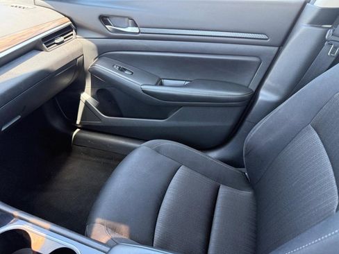 Used 2024 Nissan Altima 2.5 SV FWD image 19