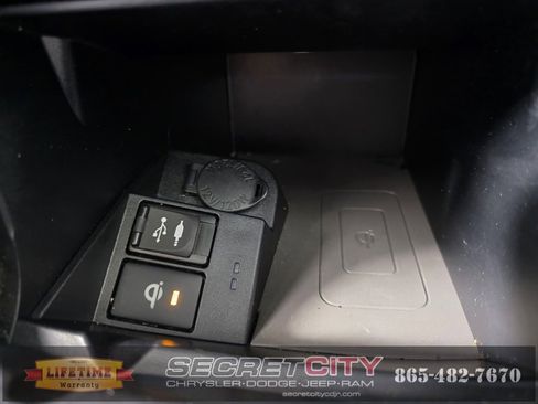 Used 2016 Toyota Camry XLE image 24