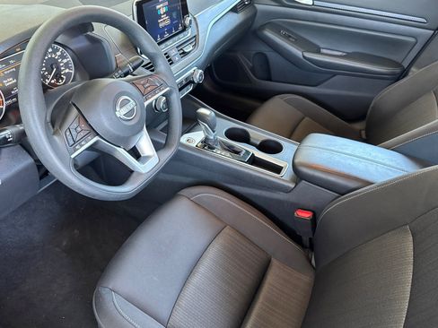 Used 2025 Nissan Altima 2.5 SV FWD image 4