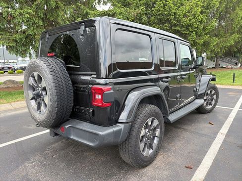 Used 2019 Jeep Wrangler Unlimited Sahara AWD/4WD image 3