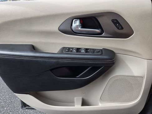 Used 2022 Chrysler Pacifica Touring-L FWD image 31