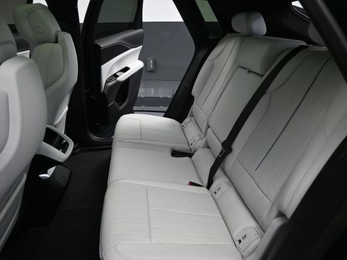 Used 2024 Cadillac Lyriq Luxury image 41