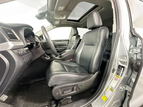 Used 2019 Toyota Highlander XLE AWD/4WD image 4