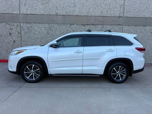 Used 2017 Toyota Highlander XLE AWD/4WD image 3