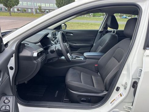 Used 2025 Nissan Altima 2.5 SV FWD image 27