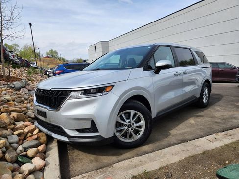 Used 2022 Kia Carnival LX image 21