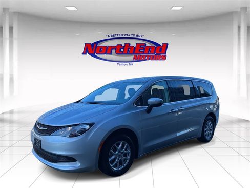 Used 2023 Chrysler Voyager LX image 7