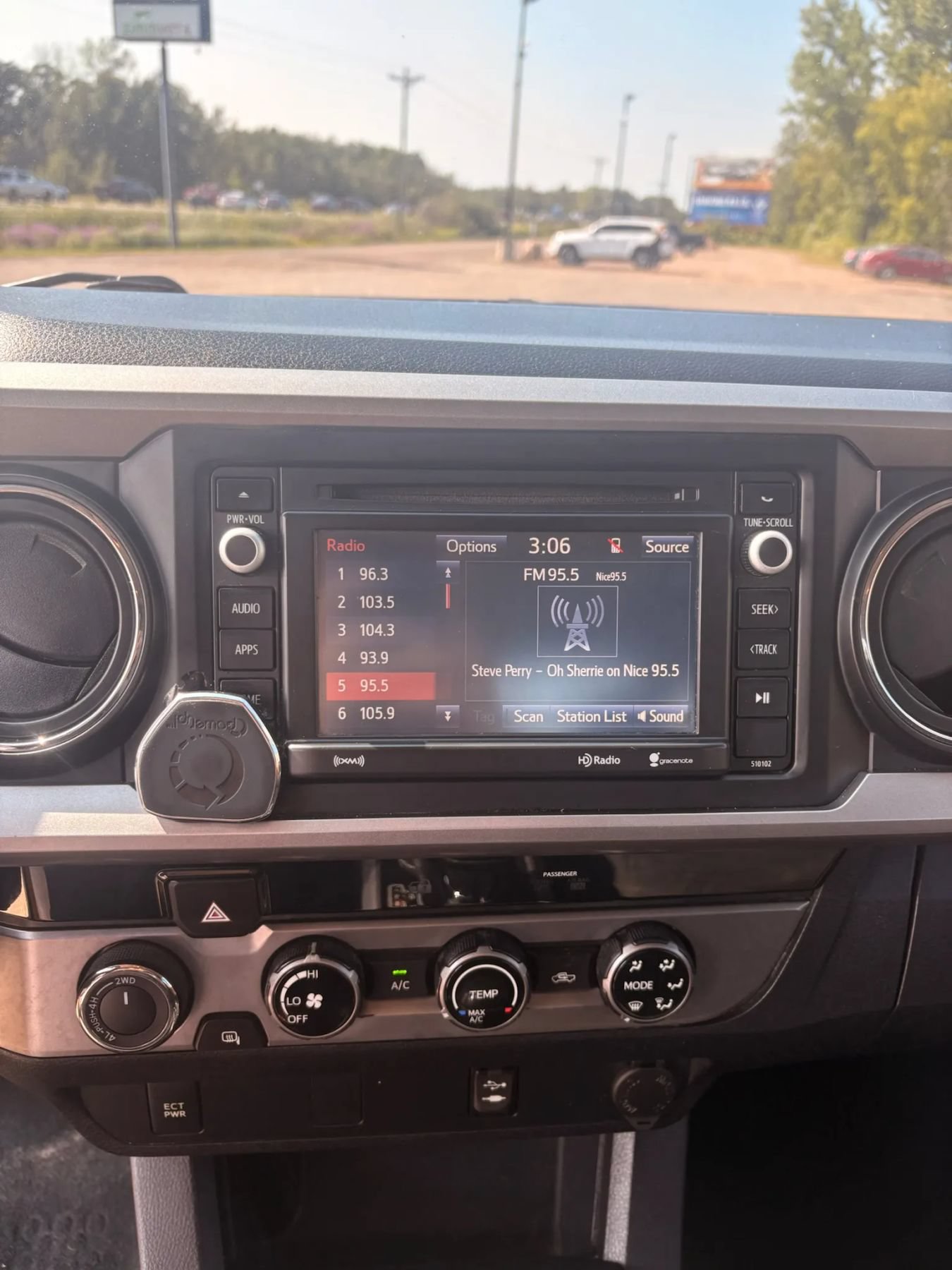 Used 2017 Toyota Tacoma SR5 w/ Tow Package AWD/4WD image 18