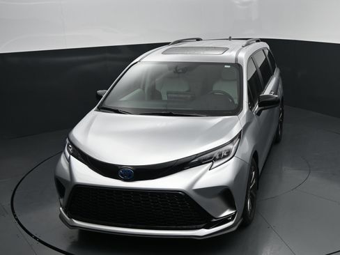 Used 2025 Toyota Sienna XSE w/ XSE Plus Package FWD image 28