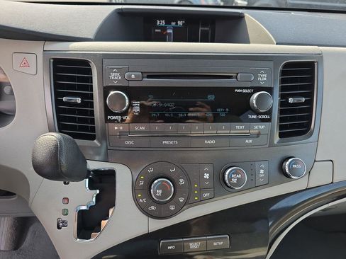 Used 2011 Toyota Sienna LE image 9