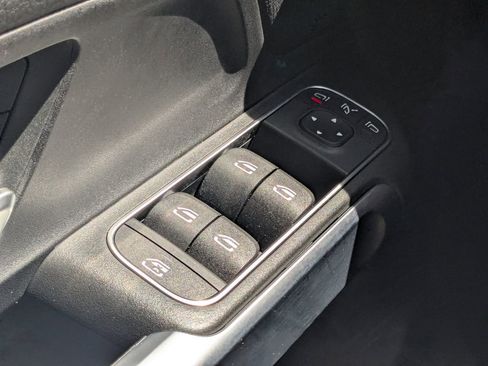 Certified 2025 Mercedes-Benz GLB 250 image 9