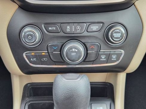 Used 2019 Jeep Cherokee Latitude w/ Popular Appearance Group FWD image 17