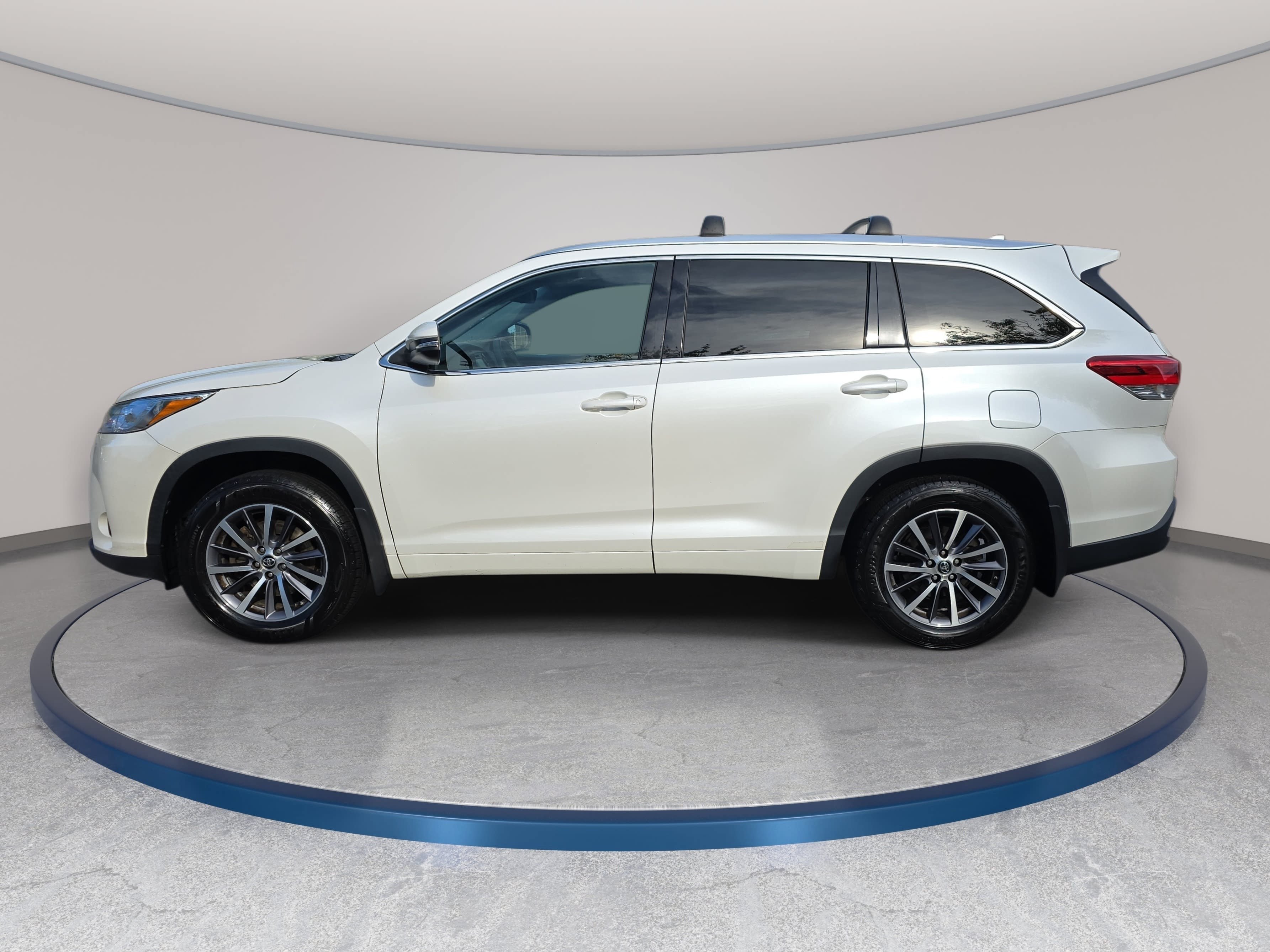 Used 2017 Toyota Highlander XLE AWD/4WD image 8