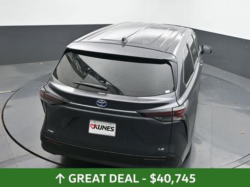 Used 2025 Toyota Sienna LE image 39