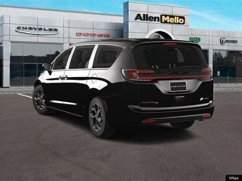 New 2023 Chrysler Pacifica Touring-L w/ S Appearance Package image 5