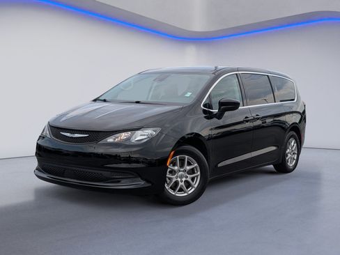 Used 2024 Chrysler Voyager LX FWD image 2