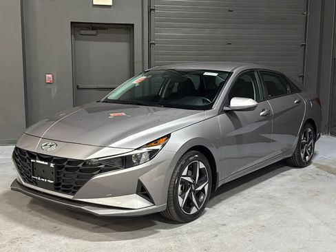 Used 2023 Hyundai Elantra SEL w/ Convenience Package FWD image 3