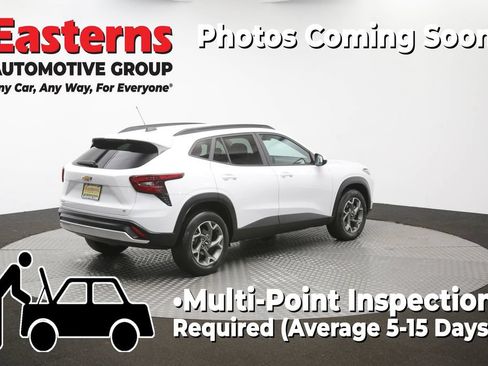 Used 2025 Chevrolet Trax LT FWD image 41