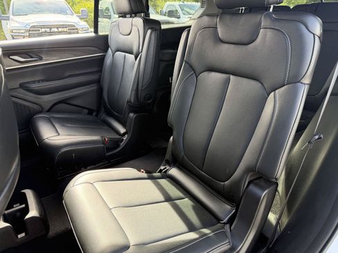 Used 2023 Jeep Grand Cherokee L Limited AWD/4WD image 18