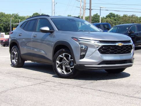 Used 2025 Chevrolet Trax LT FWD image 1