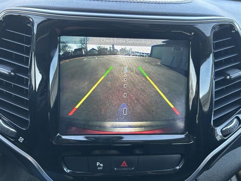 Used 2019 Jeep Cherokee Limited image 22