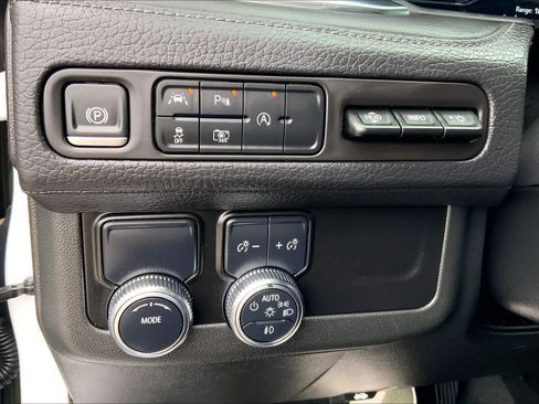 Used 2024 GMC Yukon XL Denali image 32