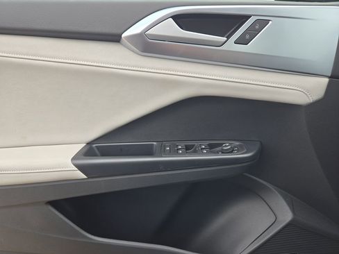 New 2026 Volkswagen Taos SE image 18