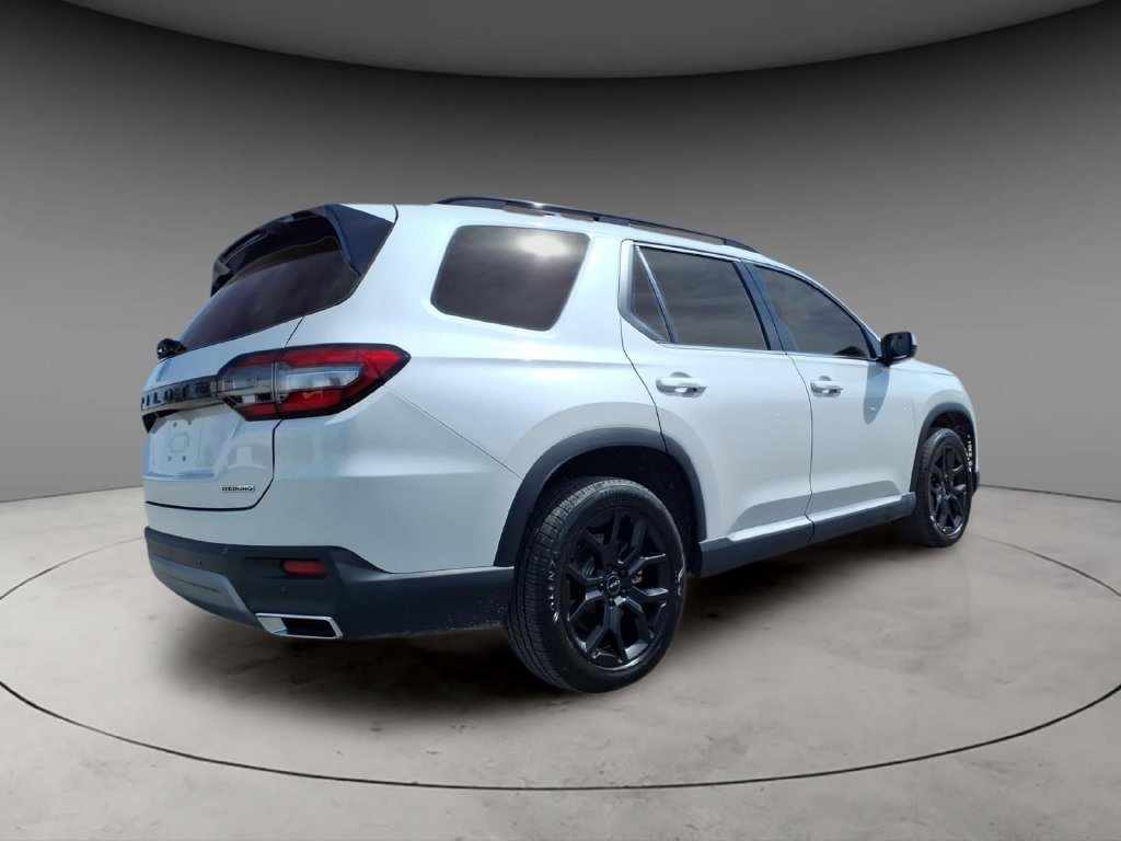 Used 2025 Honda Pilot Touring image 7