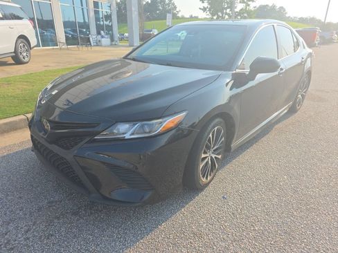 Used 2019 Toyota Camry SE FWD image 2