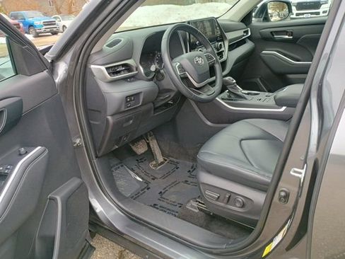 Used 2023 Toyota Highlander XLE AWD/4WD image 24