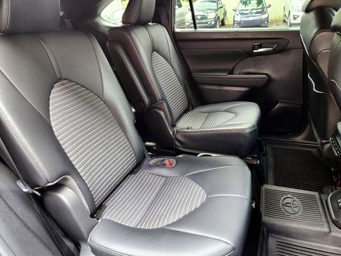Used 2021 Toyota Highlander XSE image 17